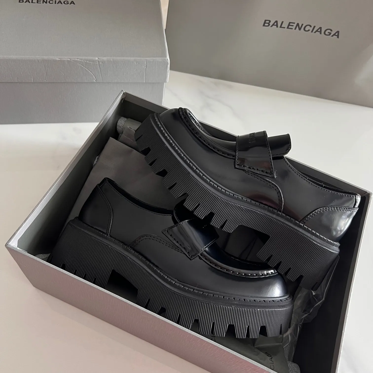 👟👟Ex-factory price 600👟👟 BALENCIAGA# Balenciaga's new big-toe derby shoes TRACTOR big-toe derby shoes loafers👞 Original medium-gloss open-edge beaded cowhide. Restrained and stylish. Matched with the brand logo on the shoe cover. The rhythm of closing your eyes. The lining and feet are made of black silk cowhide. The texture is soft and delicate. The gear-shaped rubber outsole is 5cm higher. Size: 35-40 (customization of 40 pieces is not returnable)